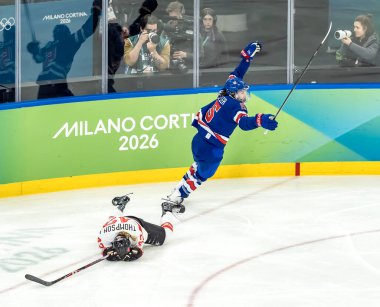 Amerika Birleşik Devletleri 'nin 5. Savunucusu Megan Keller, 2026 Milano Cortina Wint maçı sırasında İtalya' nın MILAN kentinde oynanan Milano Santagiulia Buz Hokeyi Arena 'da oynanan bayanlar altın madalya maçında 2-1' lik uzatma golünü attıktan sonra kutluyor.