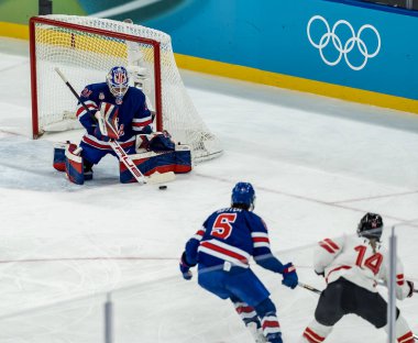 ABD Takımının 31 numaralı kalecisi Aerin Frankel, 2026 Milano Cortina Kış Olimpiyatları sırasında İtalya 'nın MILAN kentinde oynanan Milano Santagiulia Buz Hokeyi Şampiyonası' nda Kanada Takımı 'na gol kazandırdı..