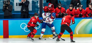 2026 Milano Cortina Kış Olimpiyatları sırasında İtalya 'nın MILAN kentinde oynanan Milano Santagiulia Ice Hockey Arena' da, Mens Team Canada 'nın ABD Altın Madalya maçında 10 numaralı forvet Jt Miller ile karşı karşıya gelecek. T