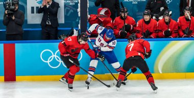 2026 Milano Cortina Kış Olimpiyatları sırasında İtalya 'nın MILAN kentinde oynanan Milano Santagiulia Ice Hockey Arena' da, Mens Team Canada 'nın ABD Altın Madalya maçında 10 numaralı forvet Jt Miller ile karşı karşıya gelecek. T