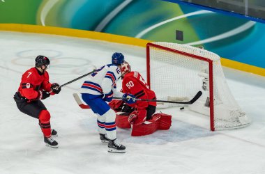 Amerika Birleşik Devletleri forveti Matt Boldy 2026 Milano Cortina Kış Olimpiyatları 'nda İtalya' nın MILAN kentinde oynanan Milano Santagiulia Buz Hokeyi Arena 'da Kanada takımına karşı Mens Team Canada maçında gol attı..