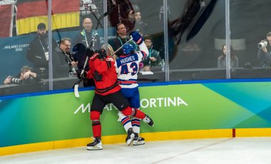 2026 Milano Cortina Kış Olimpiyatları sırasında İtalya 'nın MILAN kentinde oynanan Milano Santagiulia Buz Hokeyi Arena' da Kanada Milli Takımı - ABD Altın Madalya Maçı 'nda 43. takım adına mücadele ediyor.