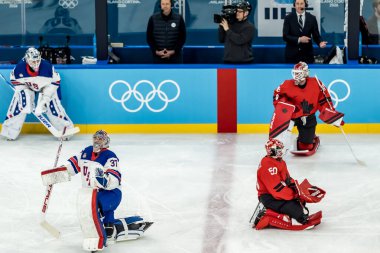 2026 Milano Cortina Kış Olimpiyatları sırasında İtalya 'nın MILAN kentinde oynanan Milano Santagiulia Buz Hokeyi Arena' da oynanan Mens Gold Madalyası maçından önce dört kaleci de ısındı..
