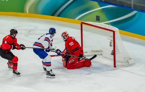 Amerika Birleşik Devletleri forveti Matt Boldy 2026 Milano Cortina Kış Olimpiyatları 'nda İtalya' nın MILAN kentinde oynanan Milano Santagiulia Buz Hokeyi Arena 'da Kanada takımına karşı Mens Team Canada maçında gol attı..