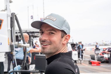 Nevada City, CA 'den NTT INDYCAR SERIES sürücüsü ALEXANDER ROSSI (20), St. Petersburg St. Petersburg FL sokaklarında St. Petersburg' un Firestone Grand Prix 'i için pratik yapmaya hazırlanıyor..