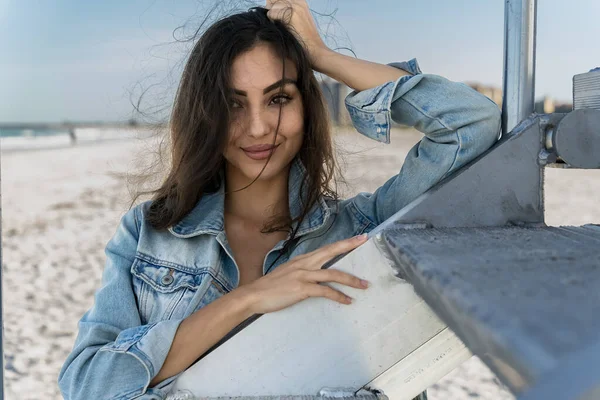 Göz kamaştırıcı melez bir bikini modeli güneşli bir plajda dinleniyor, parlayan tenini güneş öpüyor. Ferahlatıcı dalgaları, kendine güveni, zarafet ve güzellik saçan okyanus arkaplanını seviyor..