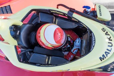 Şikago, IL 'den NTT INDYCAR SERIES sürücüsü, DAVID MALUKAS (12), AVONDALE' deki Phoenix Hipodromu 'nda 250 İyi Çiftçiler için antrenman yapmadan önce kokpite bağlanır..