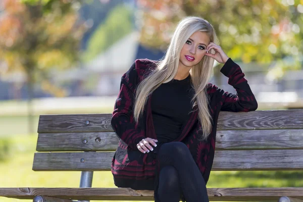 Blondes Model im Park — Stockfoto