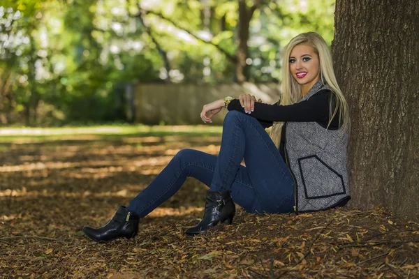 Young Female In The Park — Stock Photo, Image