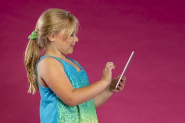 Stüdyo ortamında oynayan genç kız