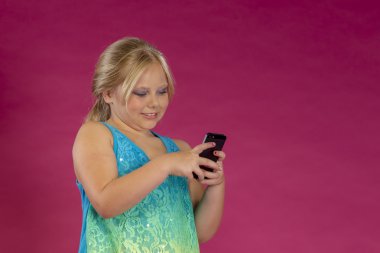 Stüdyo ortamında oynayan genç kız