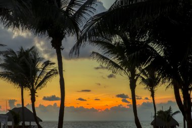 Okyanusta gün doğumu