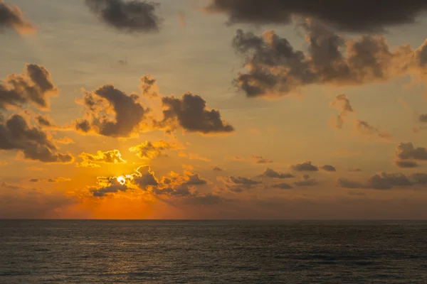 Морская красота на восходе солнца — стоковое фото