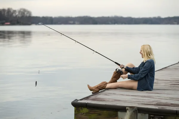 Jonge vrouwelijke visser — Stockfoto