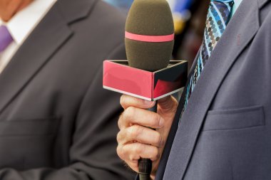Röportaj için televizyon yorumcusu hazır