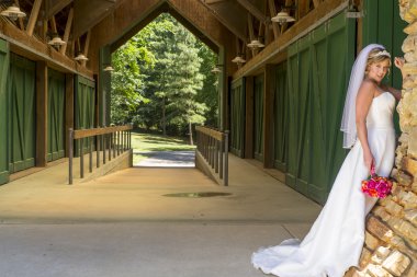 Modern gelin açık havada