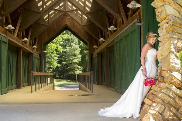 Modern Bride Outdoors — Stock Photo, Image