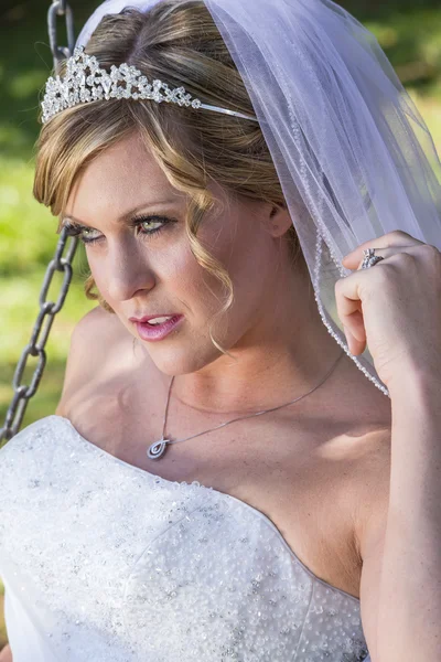 Modern Bride Outdoors — Stock Photo, Image