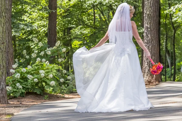 Modern Bride Outdoors — Stock Photo, Image