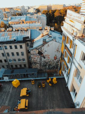 Saint Petersburg, Rusya, 20 Ağustos 2020. Çatıdan Ligovsky manzarası görünüyor. Gençlik bölgesi, moda hareketi, şehircilik, Ligovsky 'deki St. Petersburg şehrinin bir yerinde..