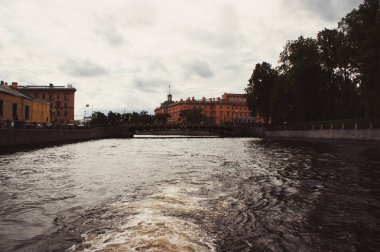 Saint Petersburg, Rusya, 5 Eylül 2020, Saint Petersburg 'daki Neva nehri üzerinde tekne gezisi. St. Petersburg tipi ve manzarası.