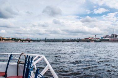 Saint Petersburg, Rusya, 5 Eylül 2020, Saint Petersburg 'daki Neva nehri üzerinde tekne gezisi. St. Petersburg tipi ve manzarası.