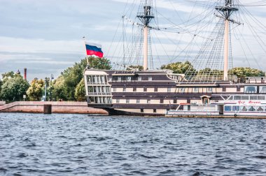Saint Petersburg, Rusya, 5 Eylül 2020, Saint Petersburg 'daki Neva nehri üzerinde tekne gezisi. St. Petersburg tipi ve manzarası.