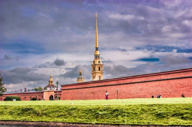 Saint Petersburg, Rusya, 5 Eylül 2020, Saint Petersburg 'daki Neva nehri üzerinde tekne gezisi. St. Petersburg tipi ve manzarası.