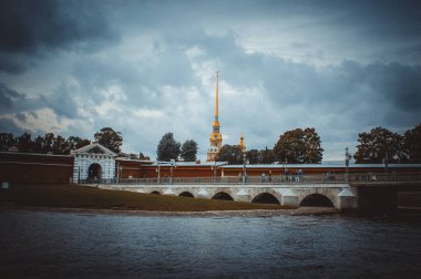 Saint Petersburg, Rusya, 5 Eylül 2020, Saint Petersburg 'daki Neva nehri üzerinde tekne gezisi. St. Petersburg tipi ve manzarası.