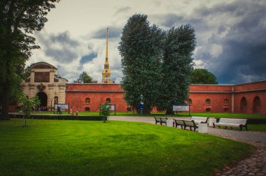 Saint Petersburg, Rusya, 5 Eylül 2020, Saint Petersburg 'daki Neva nehri üzerinde tekne gezisi. St. Petersburg tipi ve manzarası.