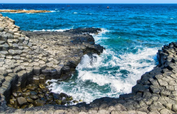 Phu Yen, Vietnam, Pescatori su barche in mare vicino Ganh Da Dia . — Foto Stock