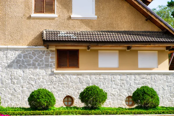 Maison de campagne. Façade de la ferme . Image En Vente