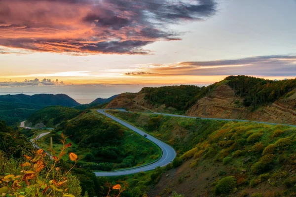 Strada notturna di montagna. Sakhalin . — Foto Stock