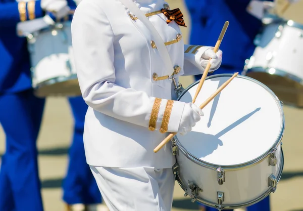 Jovens bateristas em um desfile militar . Fotos De Bancos De Imagens