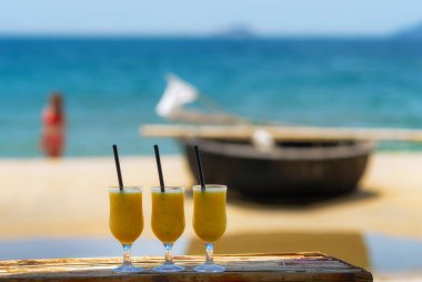 Sıcak deniz kıyısında üç bardak soğuk kokteyl..