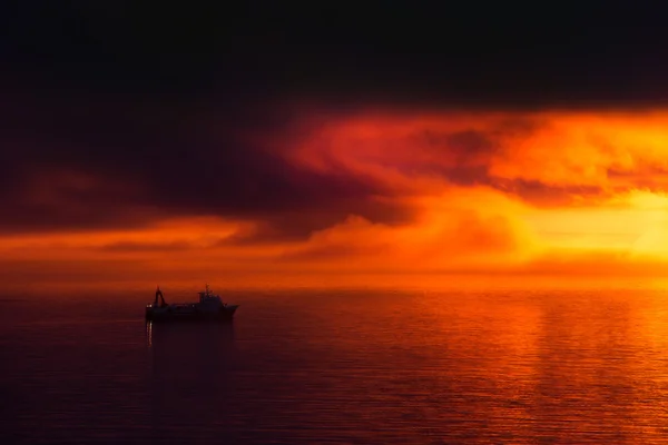 Schiff, Meer, Sonnenuntergang. — Stockfoto
