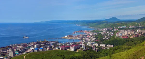 Cidade junto ao mar . — Fotografia de Stock