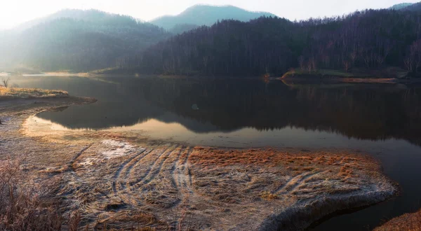 Lago de montaña. —  Fotos de Stock