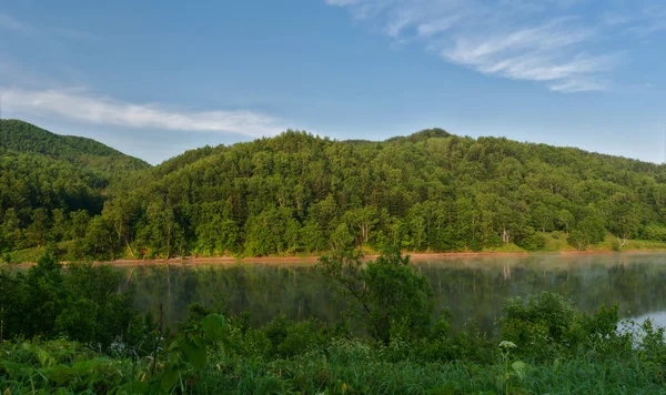 Lago de montaña. —  Fotos de Stock