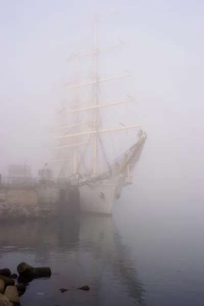 Navio à vela entra no porto . — Fotografia de Stock