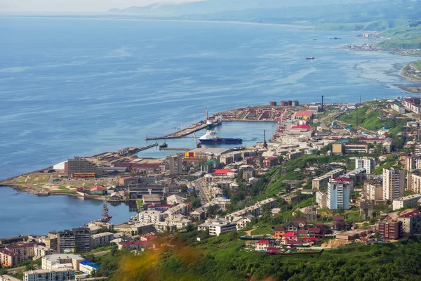 Cidade junto ao mar . — Fotografia de Stock