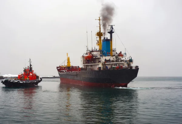 Salga del barco desde el puerto . — Foto de Stock