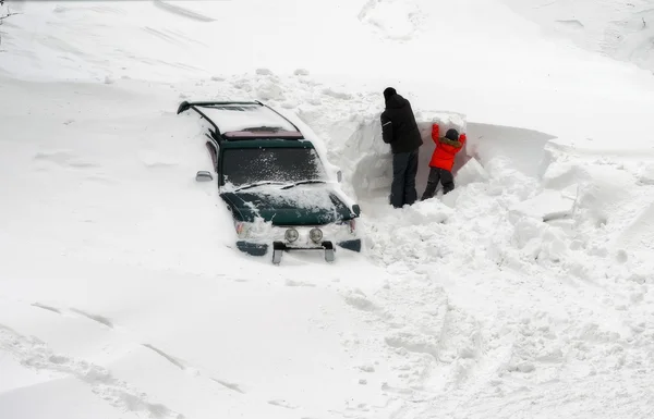 一场暴风雪过后覆盖在雪里的汽车. — 图库照片