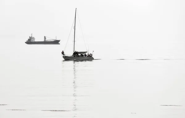 Návrat na jachtě v přístavu. — Stock fotografie