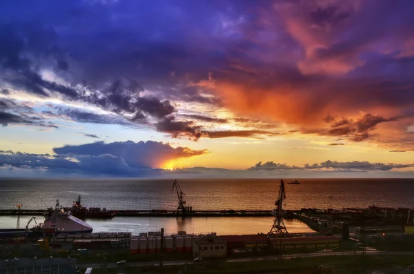 Cidade junto ao mar . — Fotografia de Stock