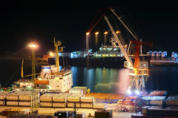 Night at the port of loading. — Stock Photo, Image