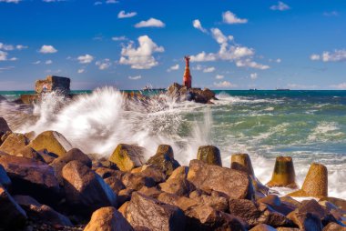 fırtınada bir deniz feneri.