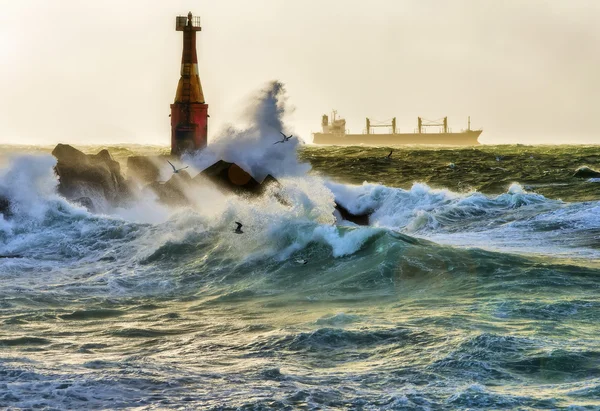 fırtınada bir deniz feneri.
