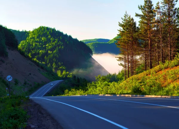 Strada del mattino in collina . — Foto Stock