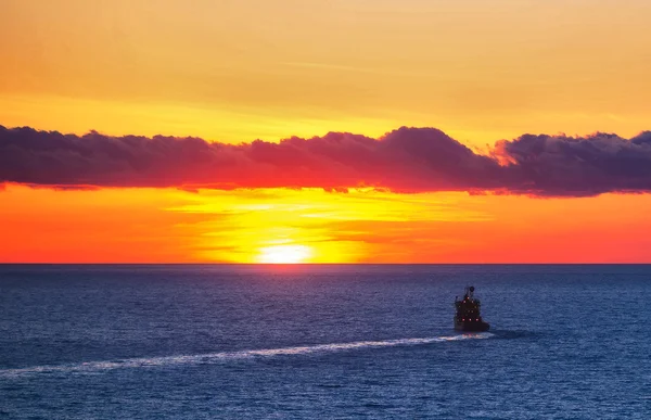 Navio, mar, pôr do sol . — Fotografia de Stock